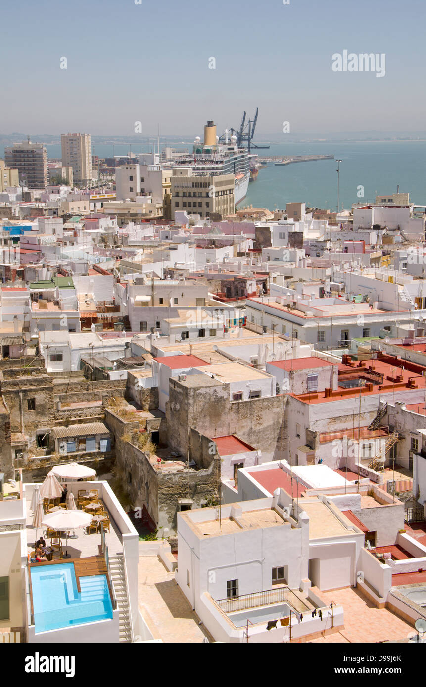 Vue sur le toit du centre de Cadix avec piscine dans la région de port avant wity navire de croisière en arrière-plan, l'Andalousie, espagne. Banque D'Images