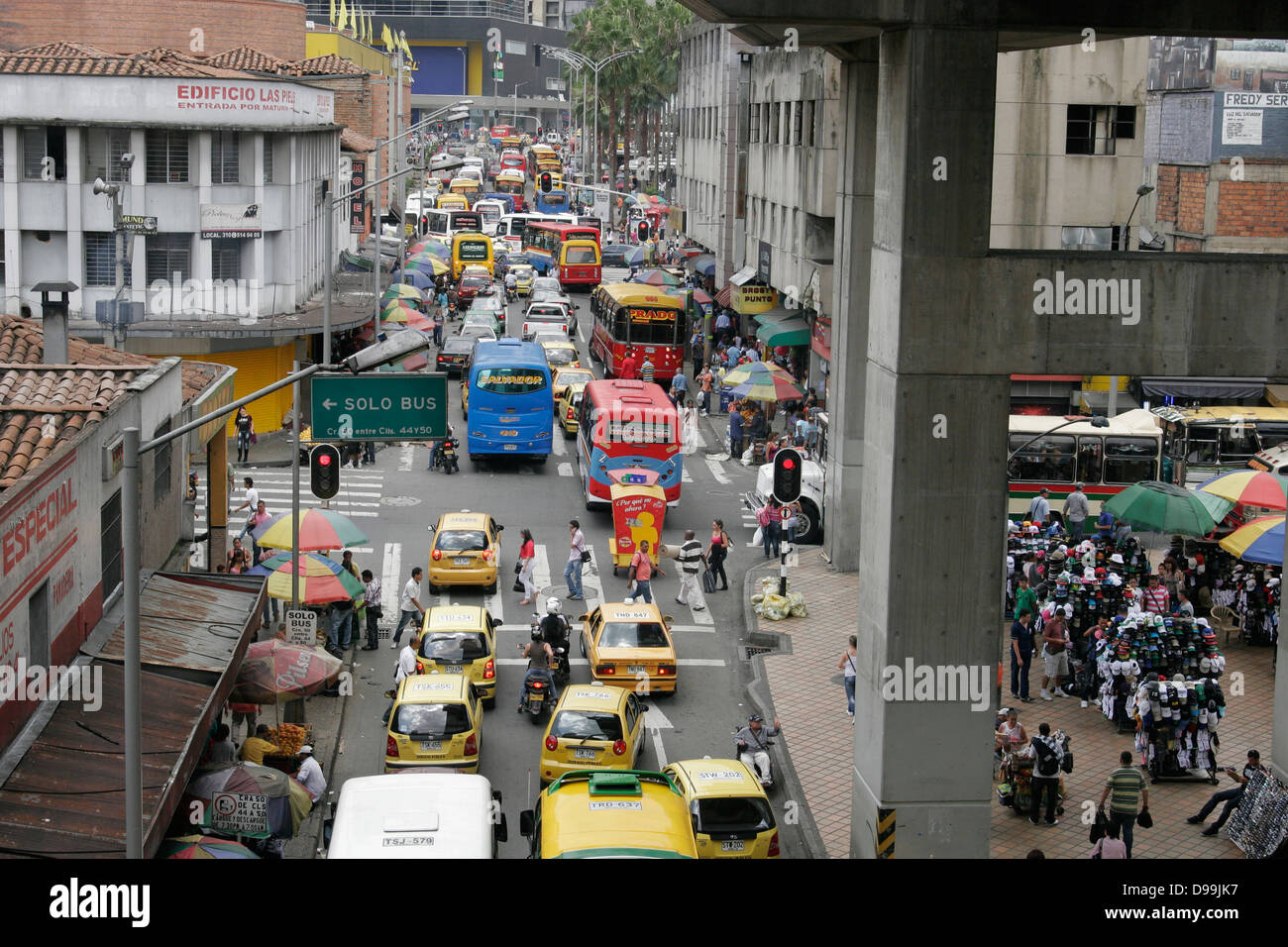 Embouteillage sur la rue dans le centre de Medellin, Colombie, Amérique du Sud Banque D'Images