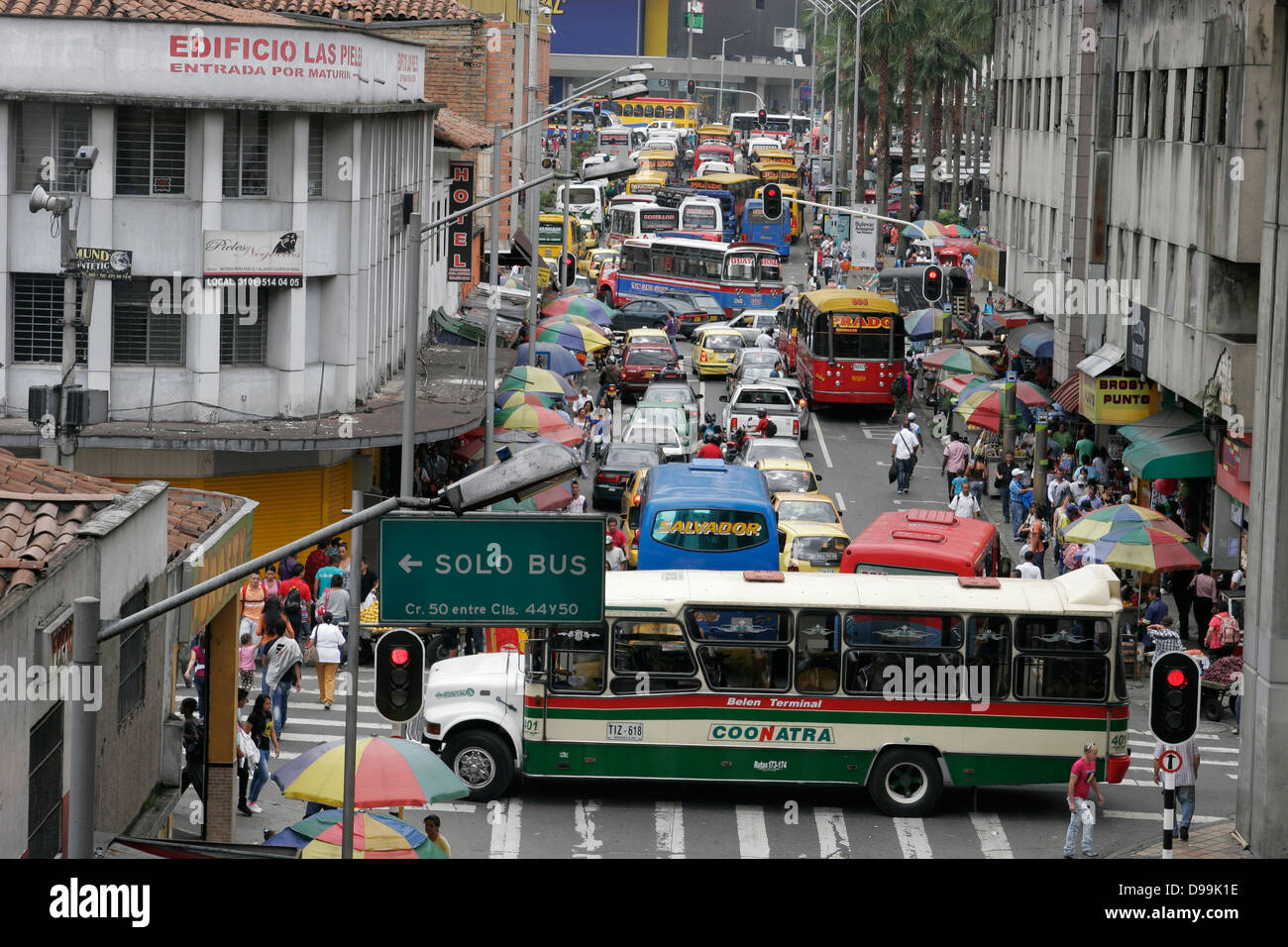 Embouteillage sur la rue dans le centre de Medellin, Colombie, Amérique du Sud Banque D'Images