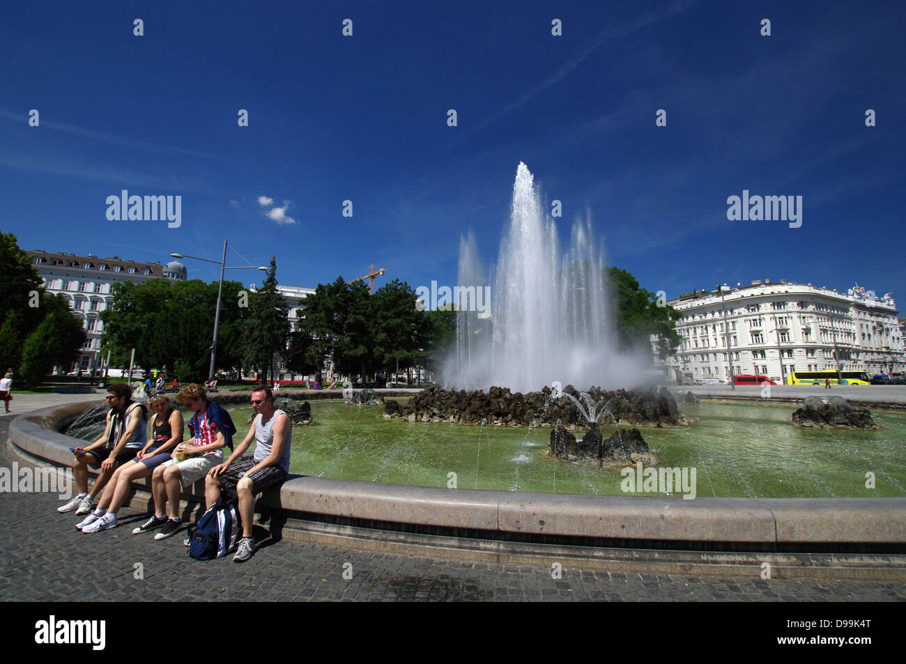 Les touristes se reposant à la fontaine - Hochstrahlbrunnen Schwarzenbergplatz, Vienne, Autriche Banque D'Images