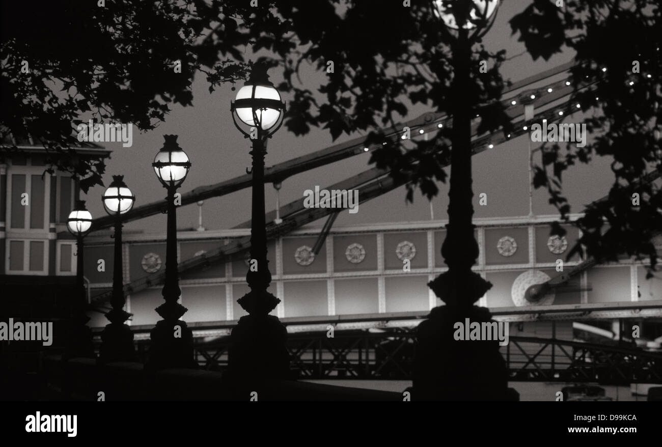 Albert Bridge at night, à l'ouest de Londres, un pont routier* figurant sur la Tamise entre Chelsea et Battersea, 1983 Banque D'Images