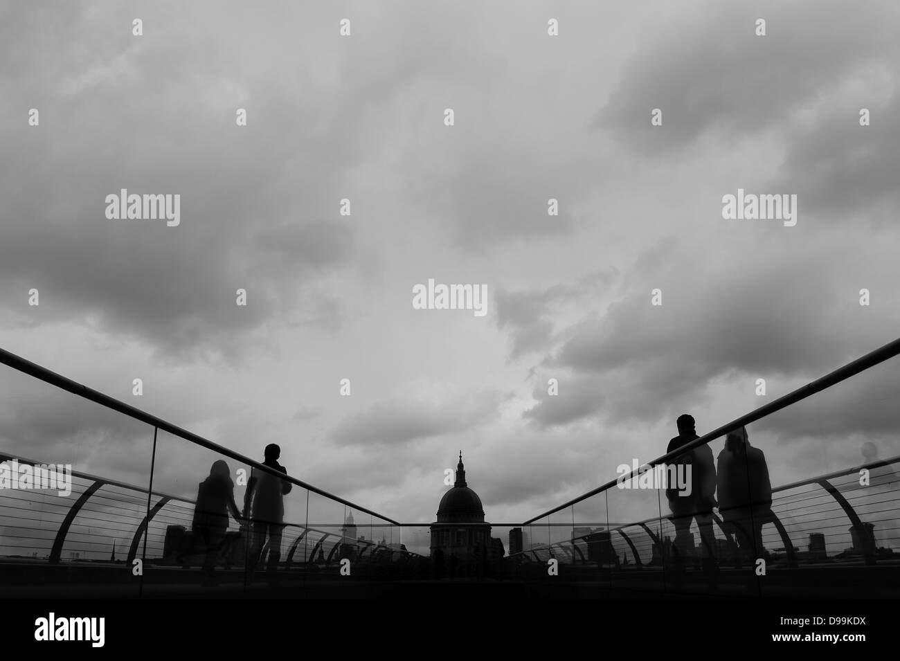 Les gens qui marchent sur le pont du millénaire de Londres avec la cathédrale St Paul à l'arrière-plan Banque D'Images
