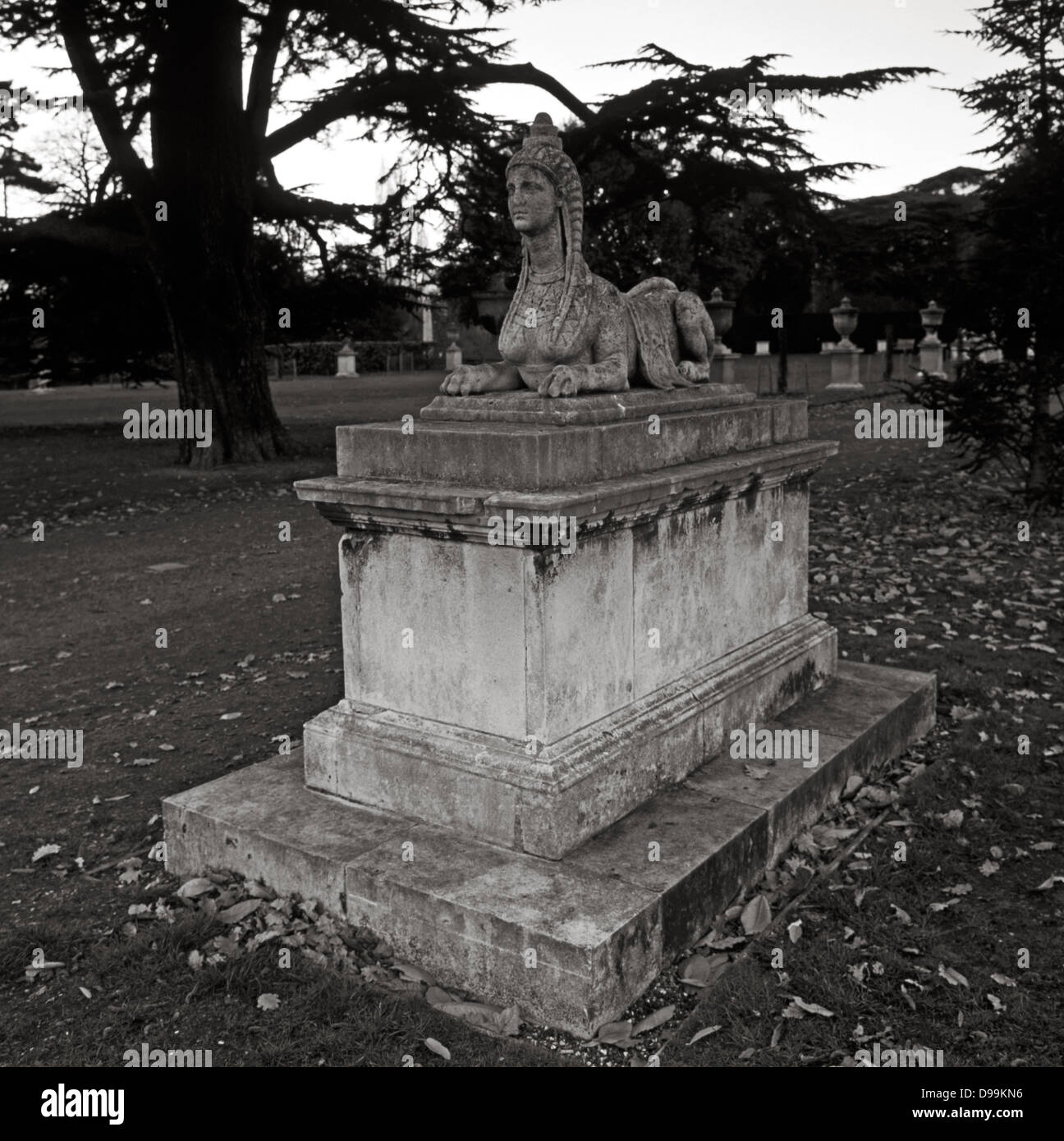 Dans les jardins de sphynx Chiswisk House, London Borough of London, 1980 Banque D'Images