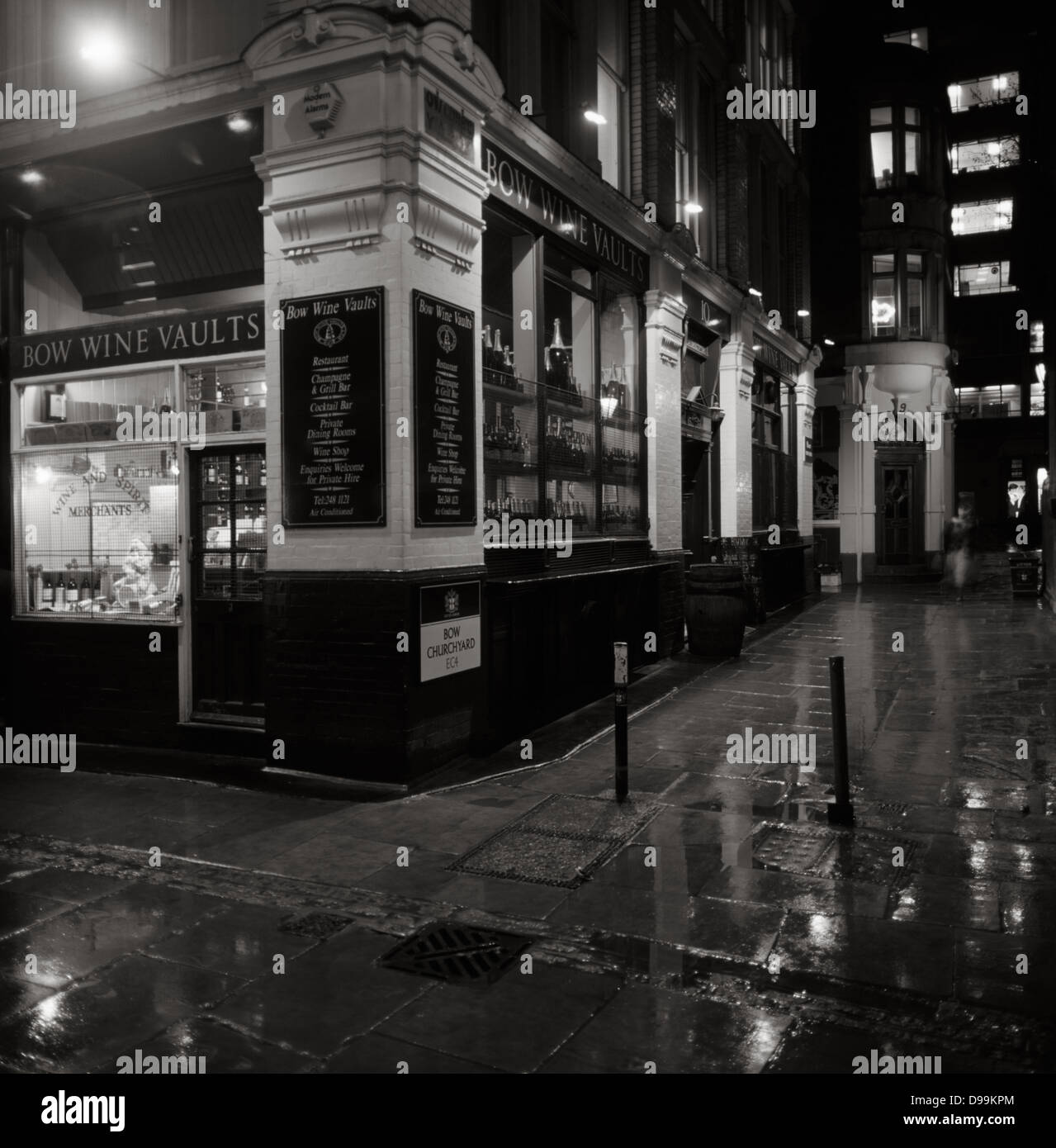 Londres la nuit : Wine bar près de Lower Thames Street avec une chaussée mouillée, 1988 Banque D'Images