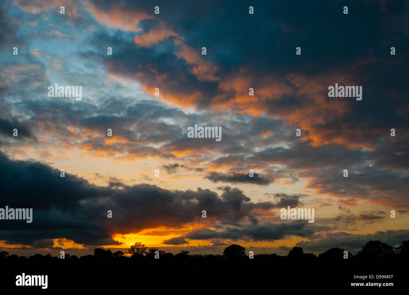 Les nuages éclairés par le coucher du soleil, sur campagne horizon. Banque D'Images