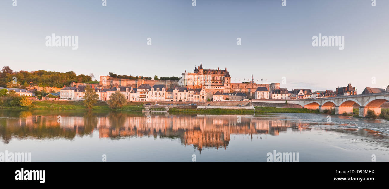 Le château à Amboise se reflétant dans la Loire. Banque D'Images