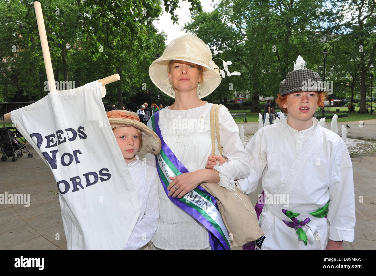 Russell Square, Londres, Royaume-Uni. 15 juin 2013. Les femmes et les enfants vêtus de vêtements de style édouardien prend part à l'Wilding Festival à Bloomsbury pour célébrer la vie de suffragette Emily Wilding Davison. Crédit : Matthieu Chattle/Alamy Live News Banque D'Images