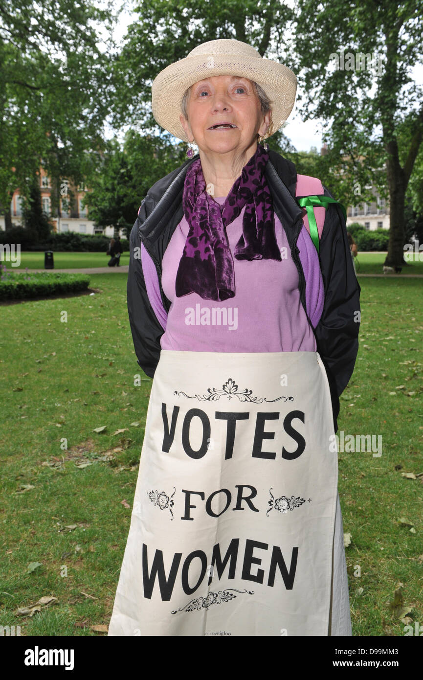 Russell Square, Londres, Royaume-Uni. 15 juin 2013. Une femme vêtue de vêtements de style édouardien prend part à l'Wilding Festival à Bloomsbury pour célébrer la vie de suffragette Emily Wilding Davison. Crédit : Matthieu Chattle/Alamy Live News Banque D'Images