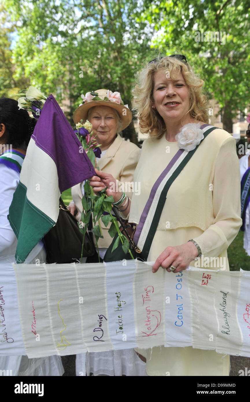 Russell Square, Londres, Royaume-Uni. 15 juin 2013. Philippa Bilton un descendant d'Emily Wilding Davison prend part à l'Wilding Festival à Bloomsbury pour célébrer la vie de la suffragette. Crédit : Matthieu Chattle/Alamy Live News Banque D'Images