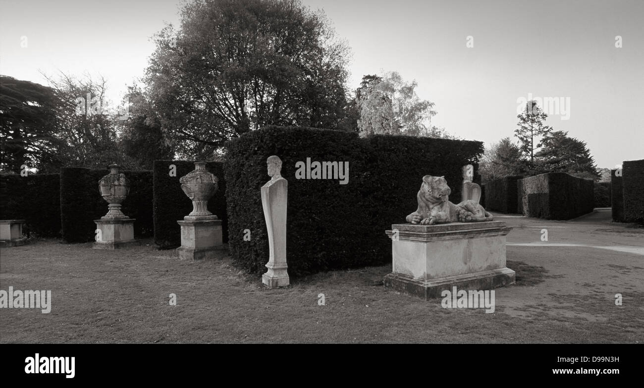 Des statues dans le jardin de la néo-palladienne Chiswick House dans le quartier londonien de Hounslow Banque D'Images