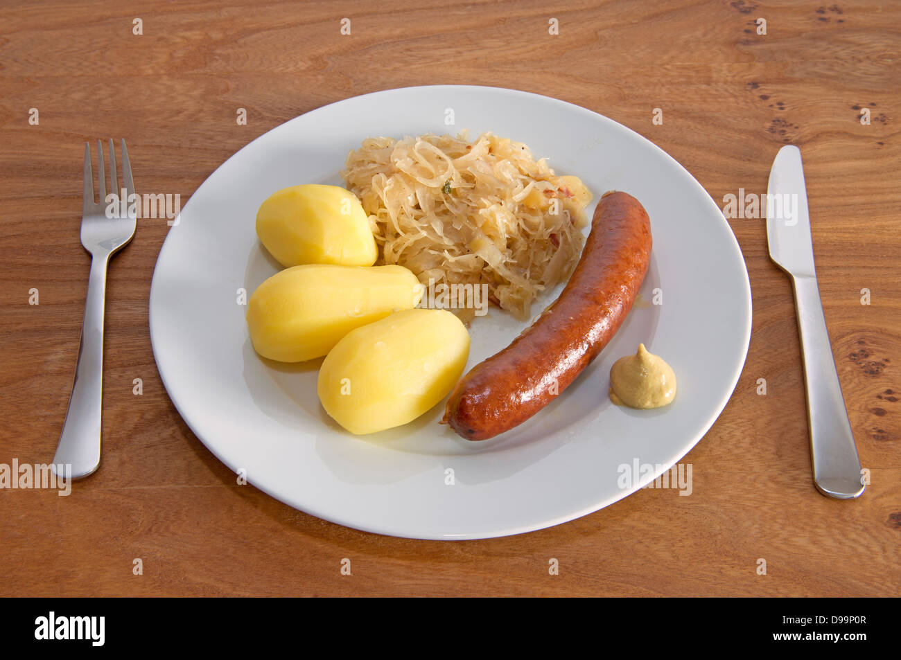 La choucroute traditionnelle saucisse et pommes de terre bouillies