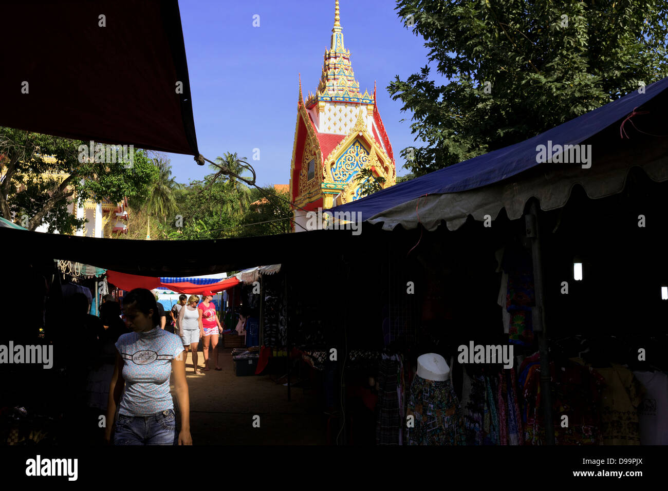 WAT KARON KARON, marché, Phuket, Thaïlande 16 FÉVRIER 2013 : femme marche dans les étals de vêtements au cours du marché du Temple Banque D'Images