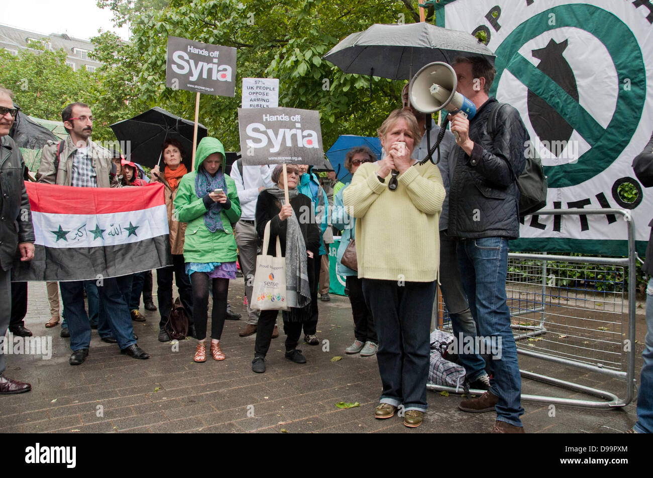 Londres, Royaume-Uni. 15 juin 2013. Lindsay parle allemand comme la Coalition contre la guerre de protester contre l'intervention américaine dans la guerre civile en Syrie. Credit : Pete Maclaine/Alamy Live News Banque D'Images
