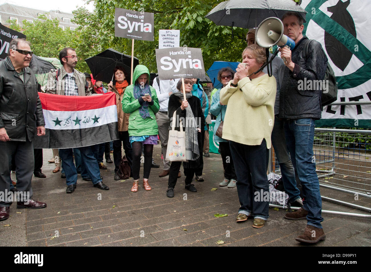 Londres, Royaume-Uni. 15 juin 2013. Lindsay parle allemand comme la Coalition contre la guerre de protester contre l'intervention américaine dans la guerre civile en Syrie. Credit : Pete Maclaine/Alamy Live News Banque D'Images
