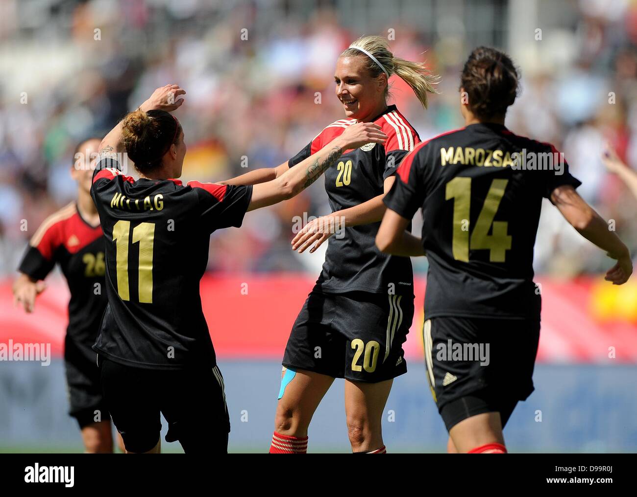 L'Allemagne Lena Goessling (C) célèbre son but de 1-0 avec Anja Mittag (L) et Dzsenifer Marozsan (R) au cours de l'International Women's match de football entre l'Allemagne et de l'Écosse au Stadion Essen à Essen, Allemagne, 15 juin 2013. Photo : JONAS GUETTLER Banque D'Images