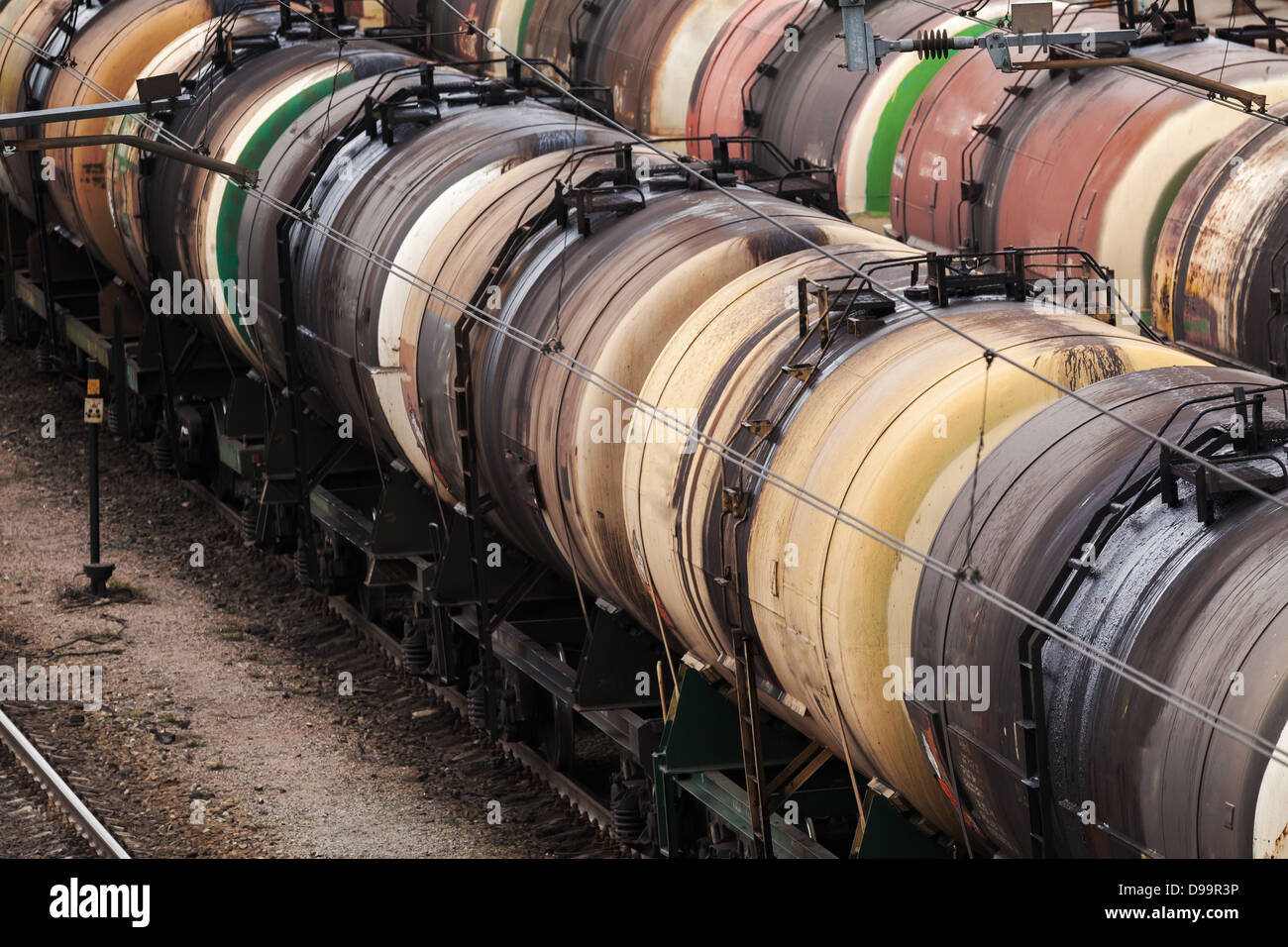 Les trains de wagons-citernes d'huile colorée Banque D'Images