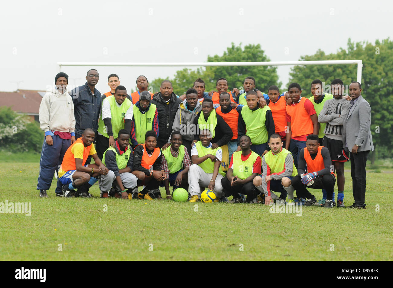 Gael Bigirimana ( milieu ) avec les joueurs de Coventry et principalement de la formation Burundi Banque D'Images