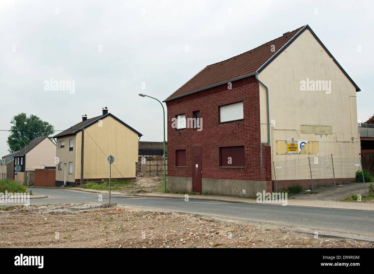 Le village de Pier qui est inhabitée et en raison des travaux de démolition pour faire place à l'Inden mine de charbon à ciel ouvert, Allemagne. Banque D'Images