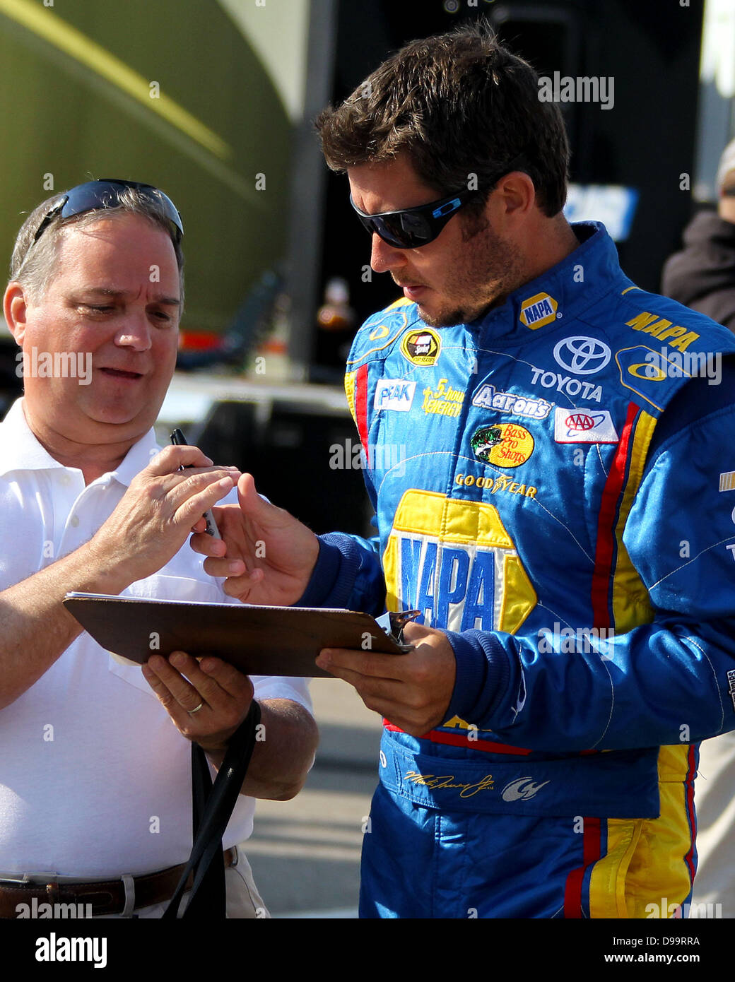 Brooklyn, Michigan MI, États-Unis d'Amérique. 15 Juin, 2013. Sprint Cup Series driver Martin Truex Jr. (56) signe un autographe avant de la pratique à la NASCAR Sprint Cup Series 45e assemblée annuelle de Quicken Loans 400 au Michigan International Speedway, le 15 juin 2013 à Brooklyn, Michigan. Tom Turrill/CSM csm : Crédit/Alamy Live News Banque D'Images