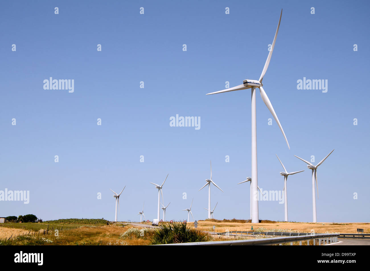 Groupe d'éoliennes dans un champ à Zahara de los Atunes, Andalousie, espagne. Banque D'Images