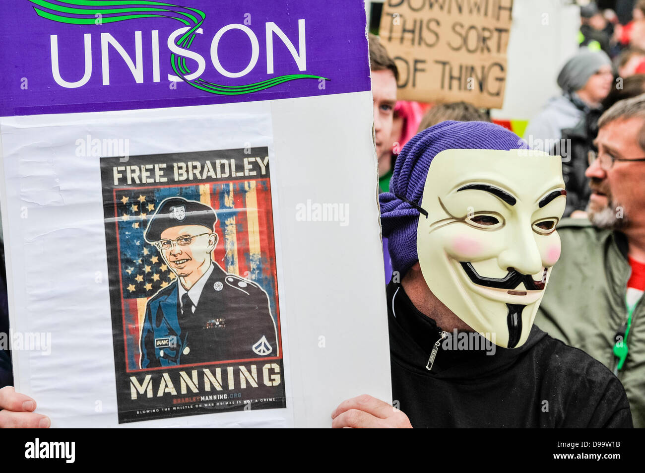 Belfast, Irlande du Nord. 15 juin 2013. Un homme portant un 'V pour Vendetta' masque, couramment utilisées par le groupe 'hacker' Anonyme, soutient une banderole appelant à la libération de Bradley Manning Crédit : Stephen Barnes/Alamy Live News Banque D'Images