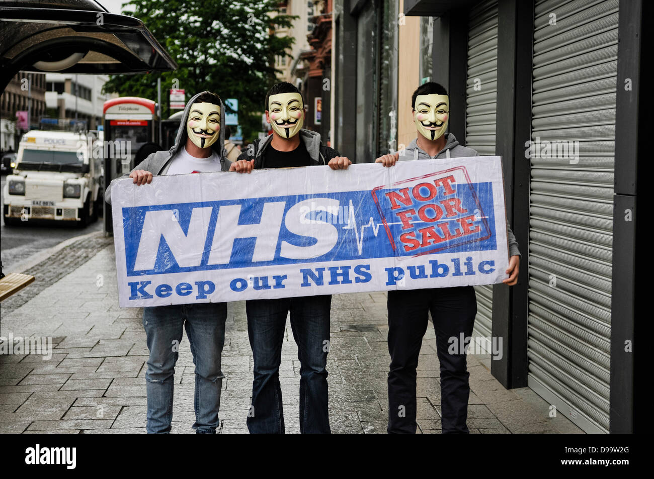 Belfast, Irlande du Nord. 15 juin 2013. Trois hommes portant des 'V pour Vendetta' masques, couramment utilisées par le groupe 'hacker' Anonyme, tenir une banderole appelant à la Convention SNPD de rester public. Crédit : Stephen Barnes/Alamy Live News Banque D'Images