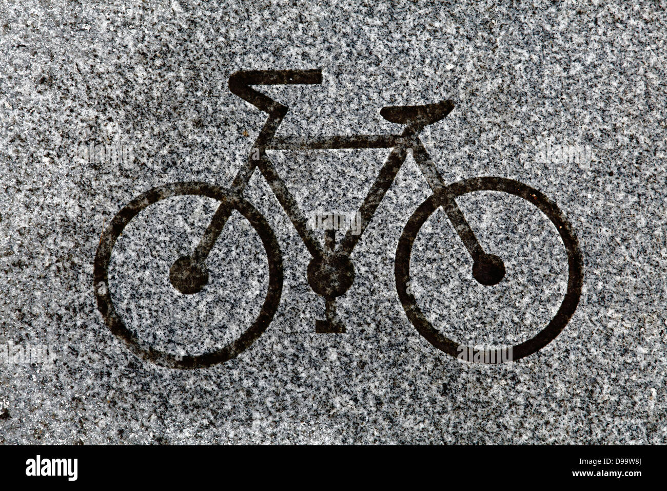 Symbole de vélo sculpté dans la pierre sur une piste cyclable, Écosse, Royaume-Uni Banque D'Images