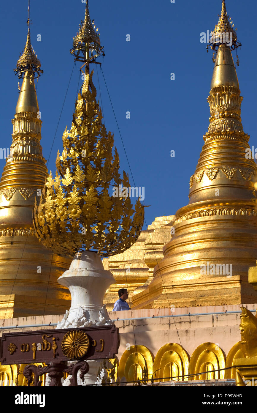 Golden stupas de la Paya Shwedagon (temple bouddhiste) à Rangoon (Yangon) Birmanie (Myanmar). Banque D'Images
