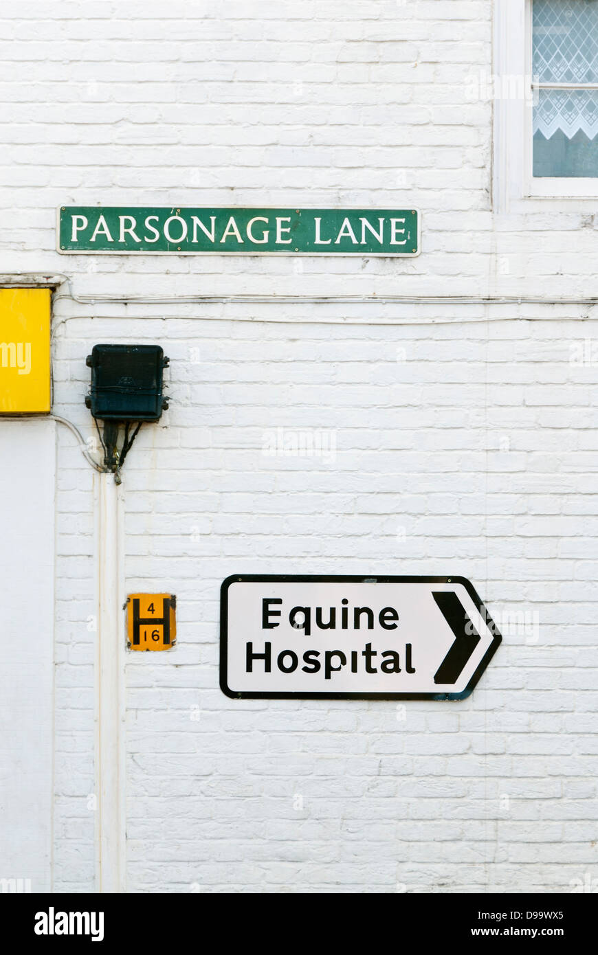 Equine hospital signe sur mur blanc, Parsonage Lane, Lambourn, West Berkshire, Angleterre, Grande-Bretagne, Royaume-Uni Banque D'Images