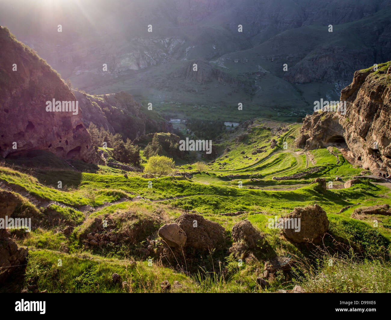 Vue depuis le Kvabebi Vanis monastère de la grotte dans la région de Samtskhe-Javakheti de Géorgie sur le monastère, et de la vallée de la rivière Mtkvari. Banque D'Images