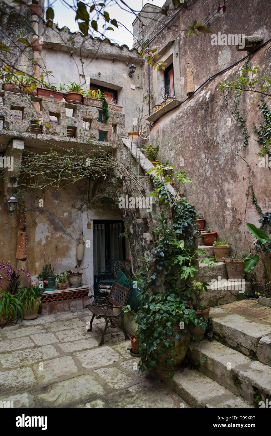 Une scène de rue pavée de la ville médiévale d'Erice dans la province de Trapani, en Sicile. Banque D'Images