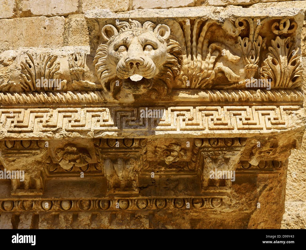 Détail corniche avec les lions head comme gargouille dans l'ancienne ville de Baalbek, Liban, Moyen-Orient Banque D'Images