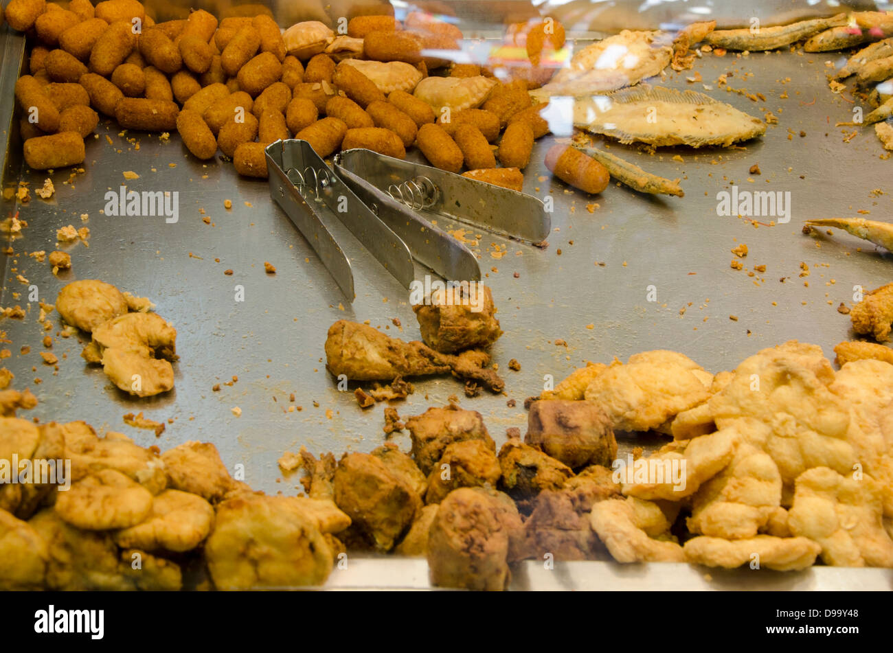 Stand de fruits de mer frits dans le restaurant Las Flores en Cadix offrant croquetas, Squid, boquerones. L'Andalousie, espagne. Banque D'Images