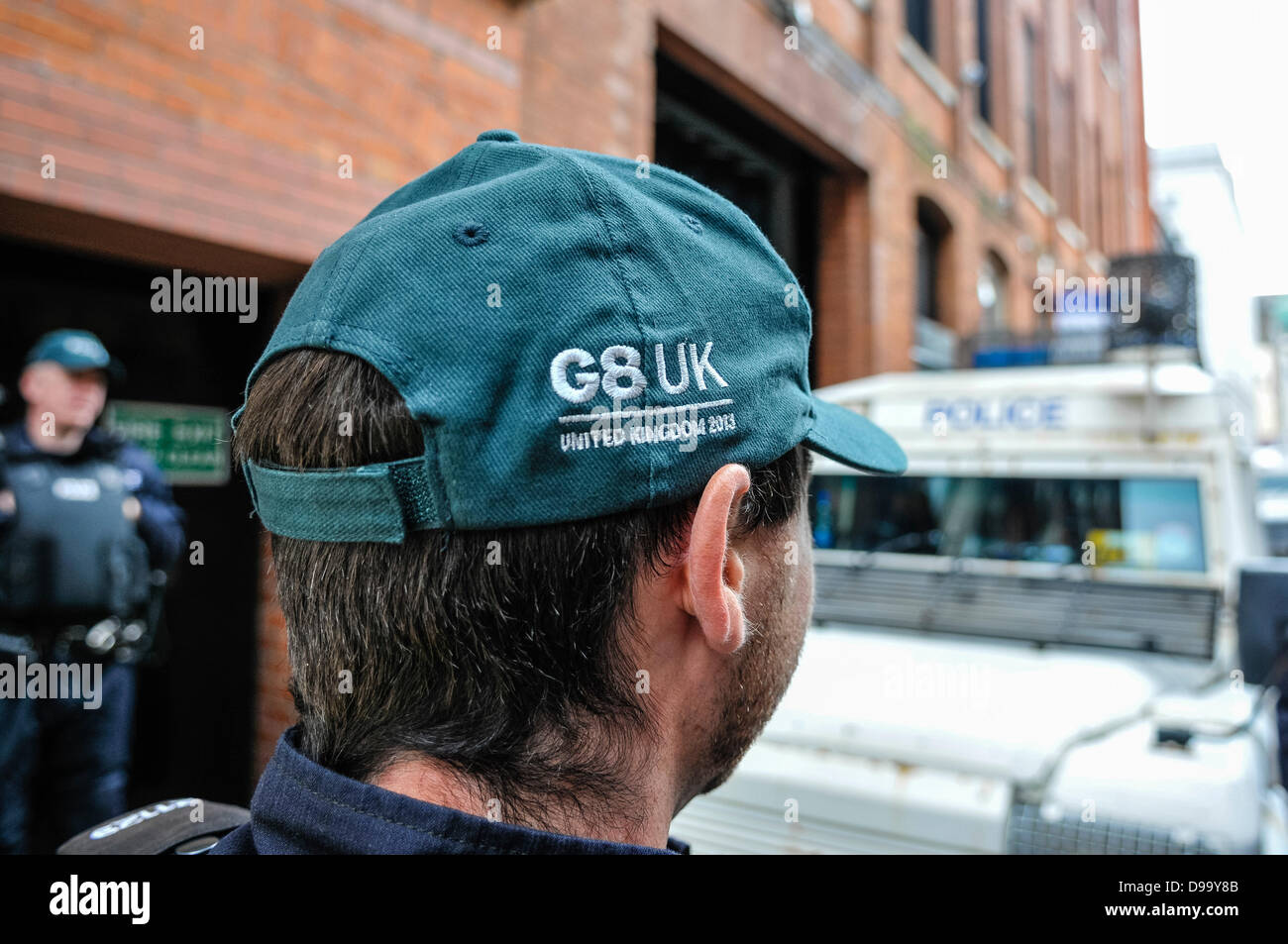 Belfast, en Irlande du Nord, 15 juin 2013. Un agent de police de Hertfordshire Constabulary porte un G8UK baseball cap lors d'un déploiement à Belfast pour le prochain sommet du G8. Crédit : Stephen Barnes/Alamy Live News Banque D'Images