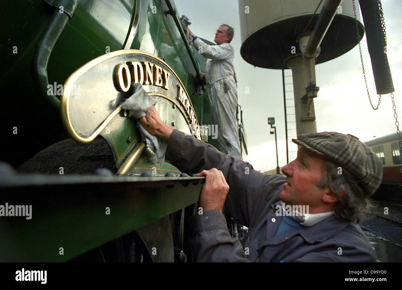 Machine à vapeur en cours de nettoyage à West Somerset Railway à Minehead. Banque D'Images