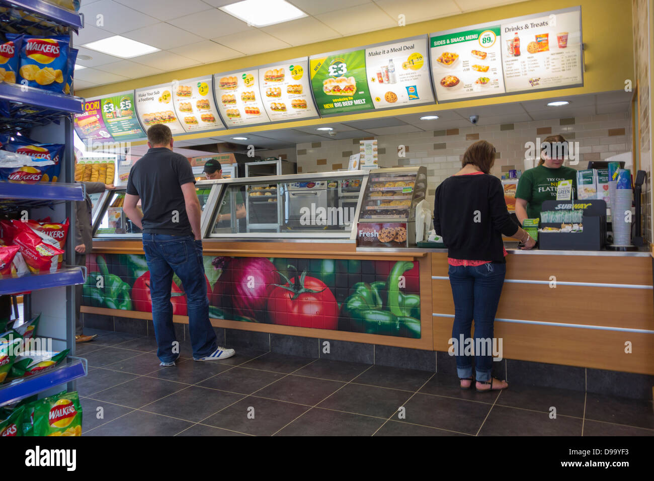 Les clients et le personnel d'un magasin de franchise sandwich Subway Banque D'Images