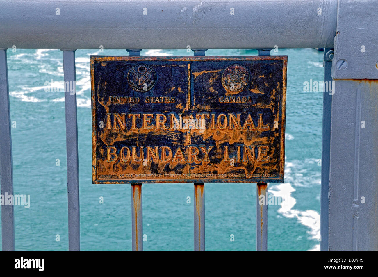 La Frontière internationale signe dans le milieu de la pont en arc-en-ciel entre les USA et le Canada. Banque D'Images