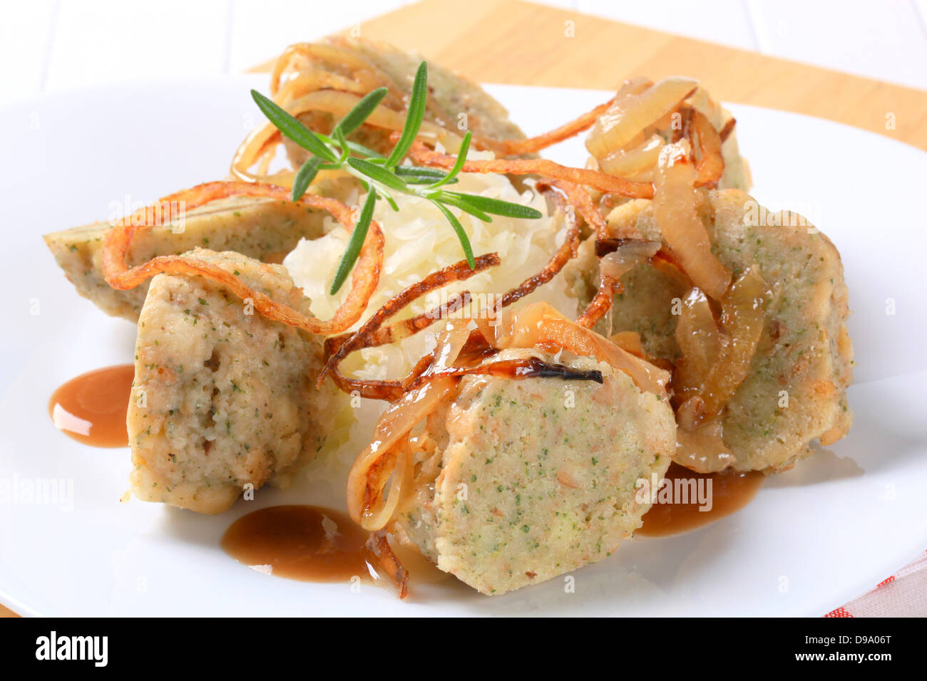 L'allemand des boulettes de pain avec de la choucroute et oignon frit Banque D'Images