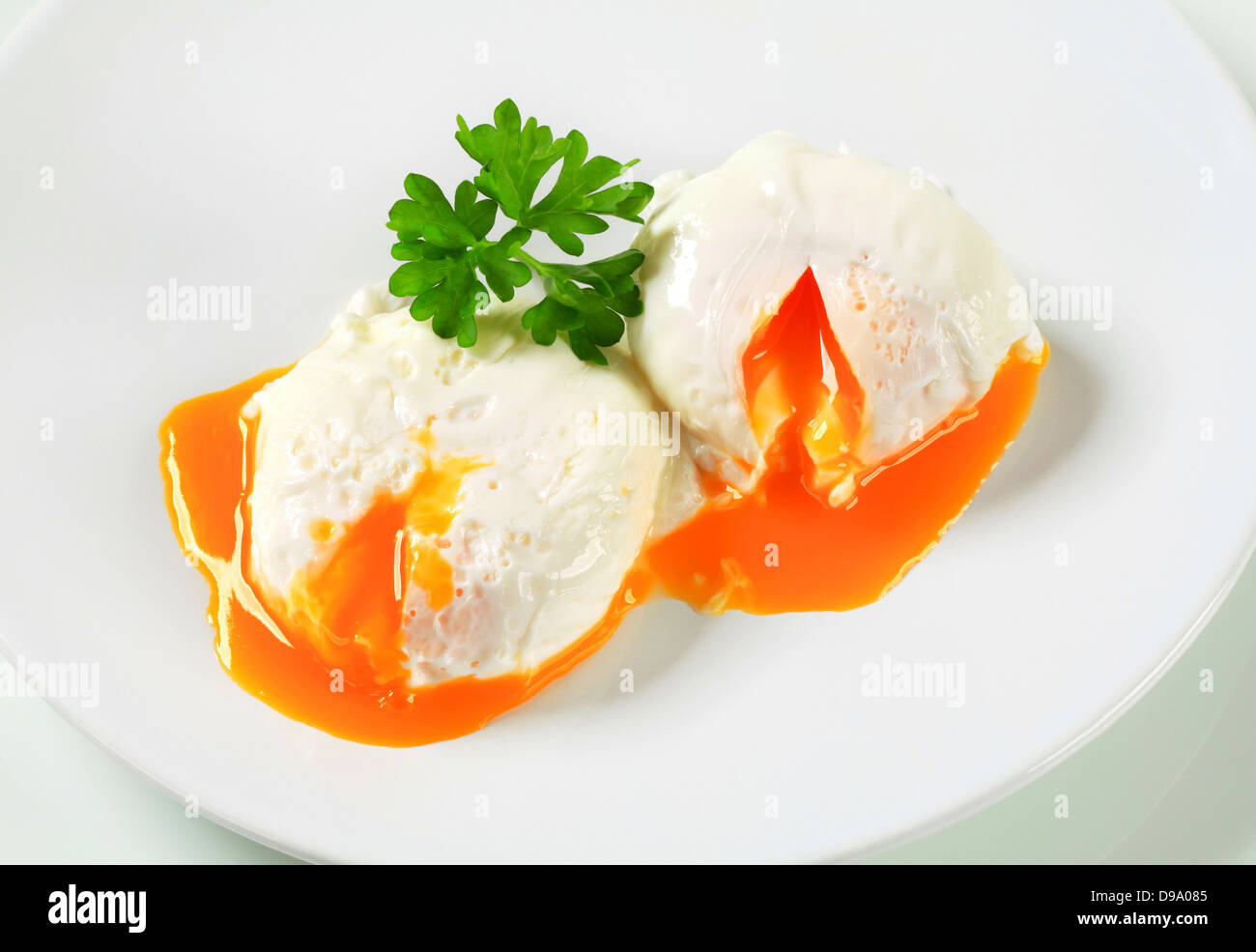 Deux œufs pochés sur la plaque Banque D'Images