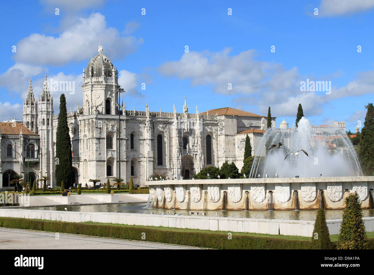Le Mosteiro dos Jeronimos monastère ou l'affichage de l'architecture manuéline avec fontaine de Praca do Imperio gardens, Portugal Banque D'Images