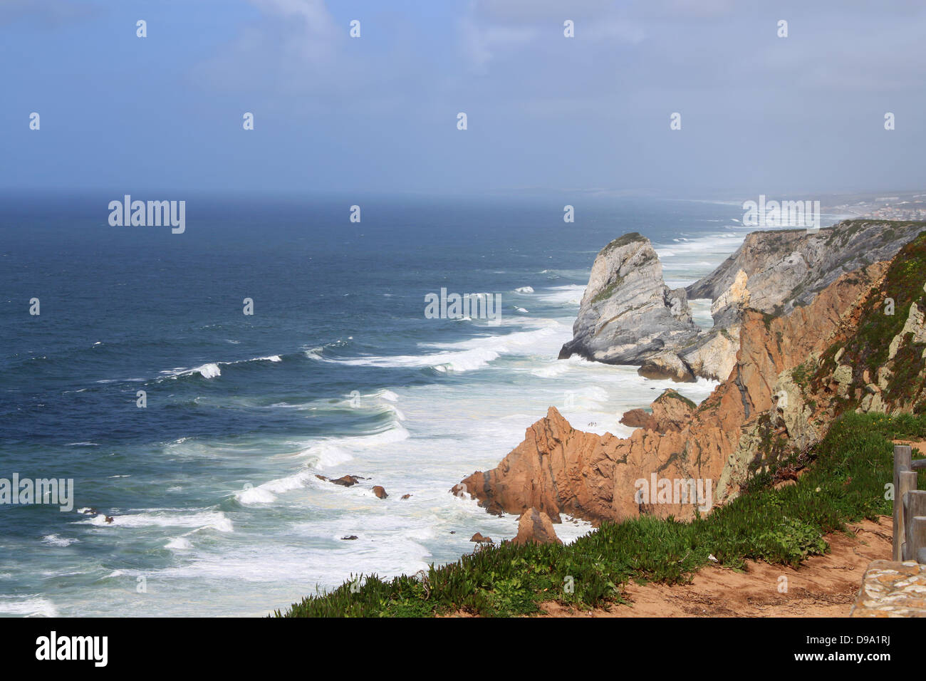 La côte rocheuse de la point le plus occidental de l'Europe continentale à Cabo da Roca, Sintra, Portugal Banque D'Images