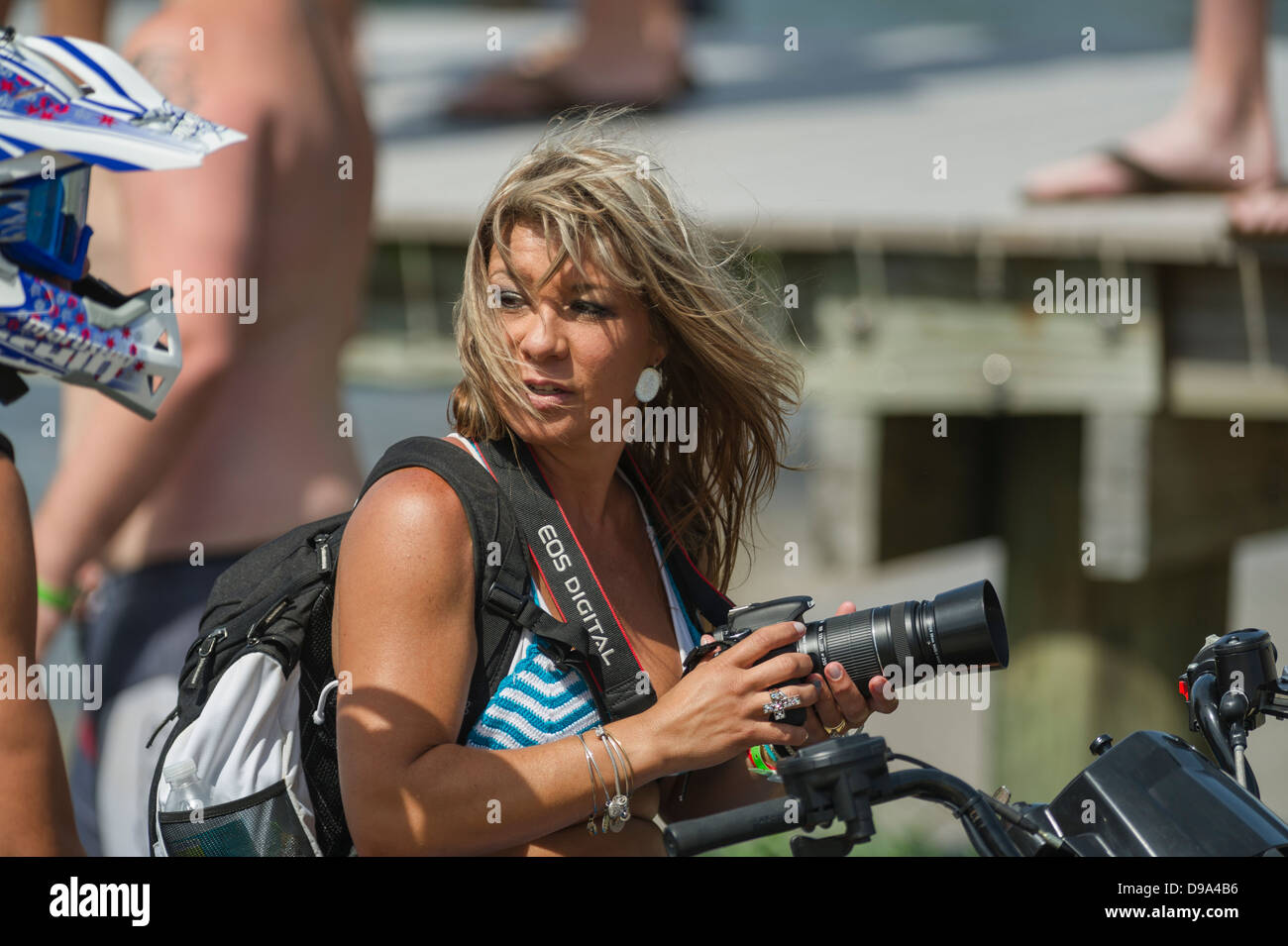 Femme photographe au courses de Jet Ski, Wooton Park Tavares, Florida USA Banque D'Images