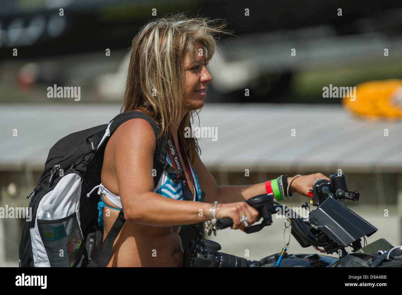 Femme photographe au courses de Jet Ski, Wooton Park Tavares, Florida USA Banque D'Images