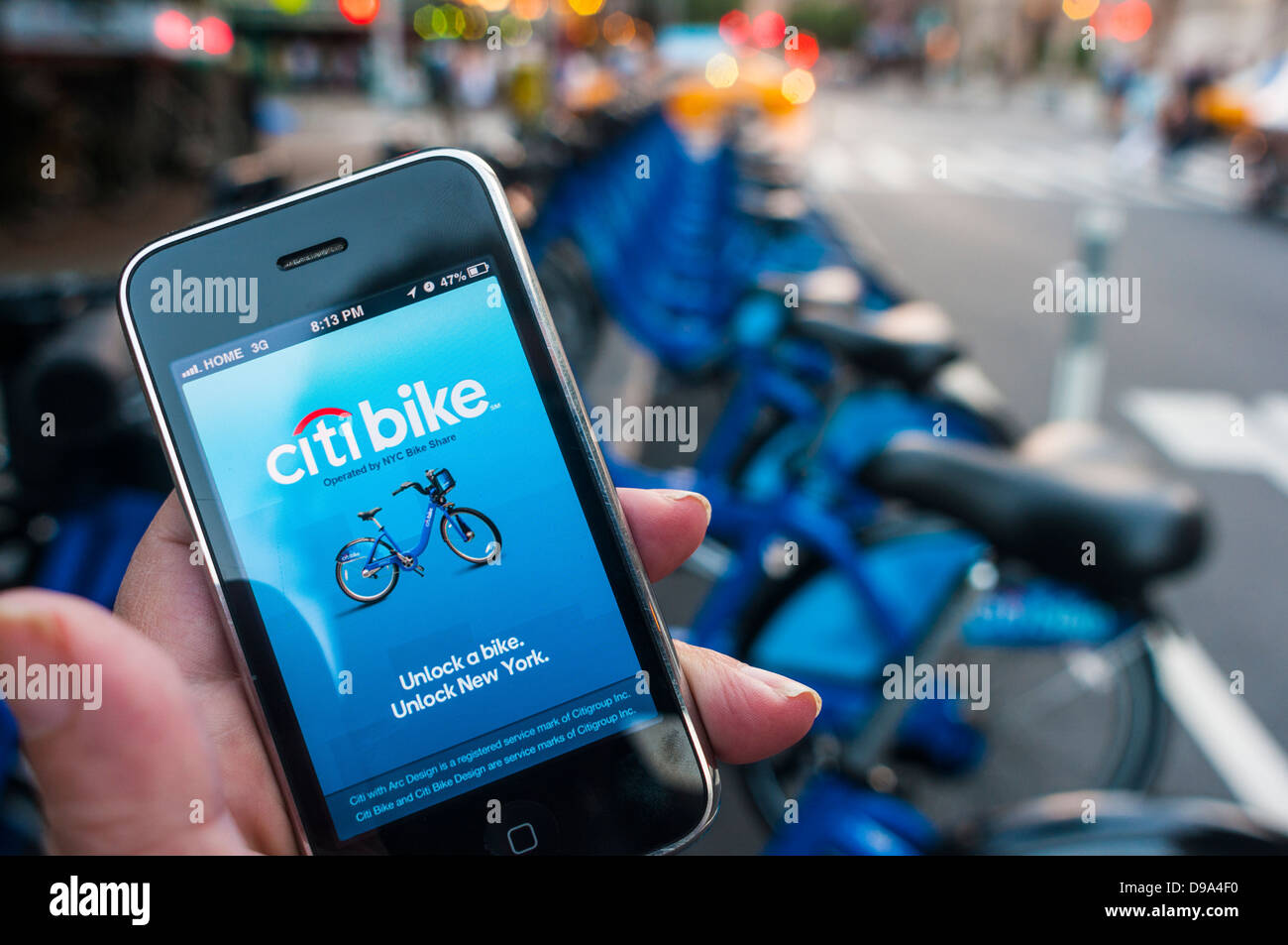 L'CitiBike iPhone app à la station d'bikeshare Banque D'Images