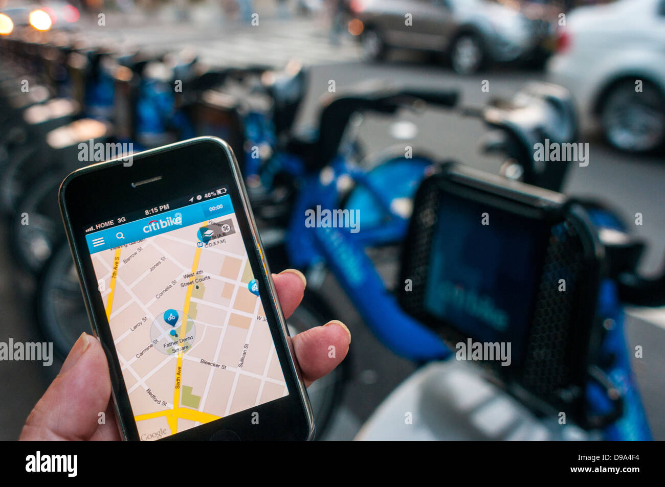 L'CitiBike iPhone app à la station d'bikeshare Banque D'Images