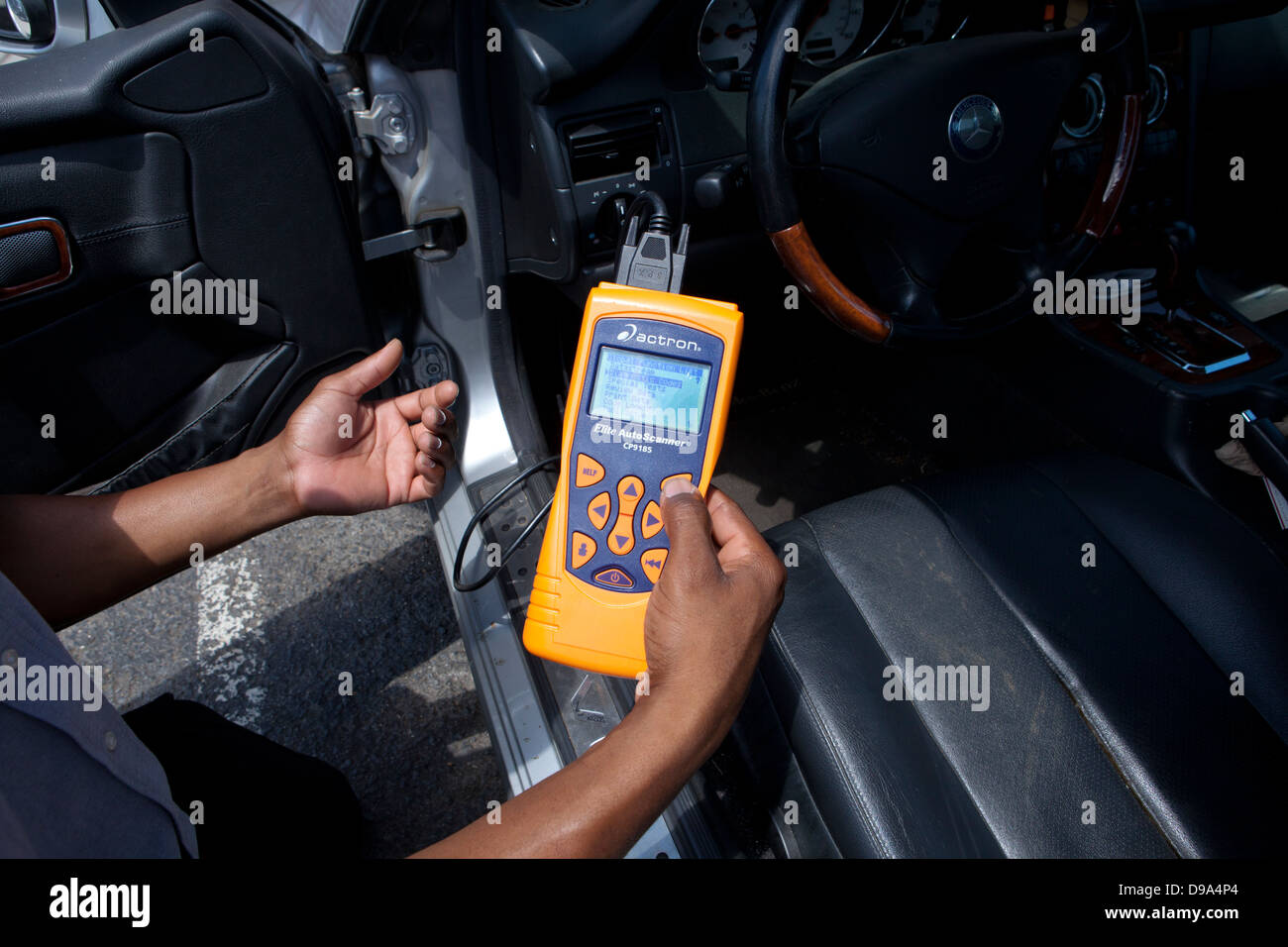 Mécanicien d'automobile à l'aide de diagnostic auto scanner (scanner OBD II) - USA Banque D'Images