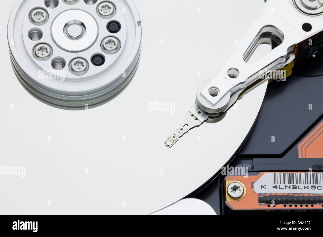 Plateau de disque dur et tête de lecture / écriture (tête de lecture/écriture du disque dur, disque dur) Banque D'Images