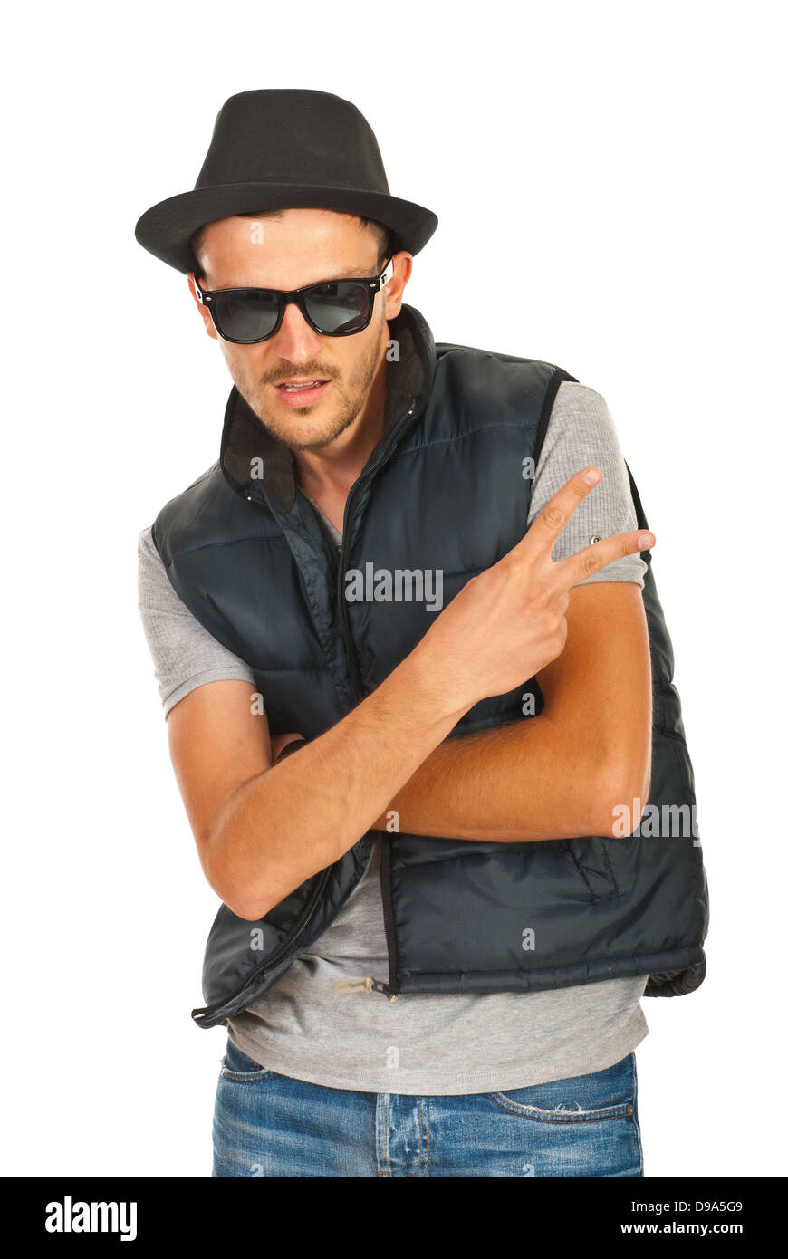 Le rappeur à la mode avec chapeau et des lunettes gesturing isolé sur fond  blanc Photo Stock - Alamy