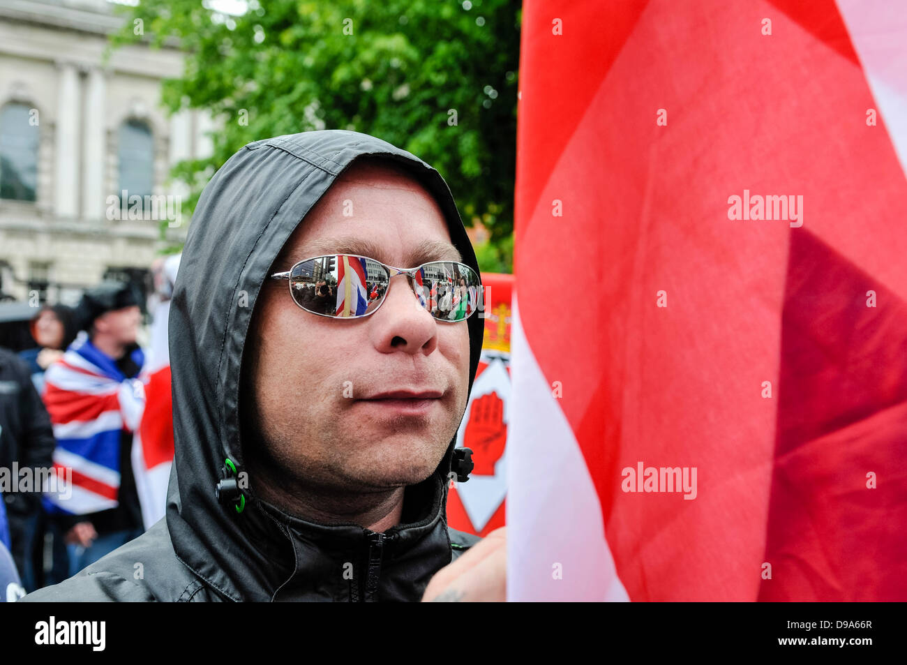 Belfast, Royaume-Uni. 15 Juin, 2013. Protestation du pavillon coïncide avec la manifestation anti-G8 à Belfast. Un manifestant proteste contre la suppression de l'Union Flag à partir de Belfast City Hall. Crédit : Stephen Barnes/Alamy Live News Banque D'Images