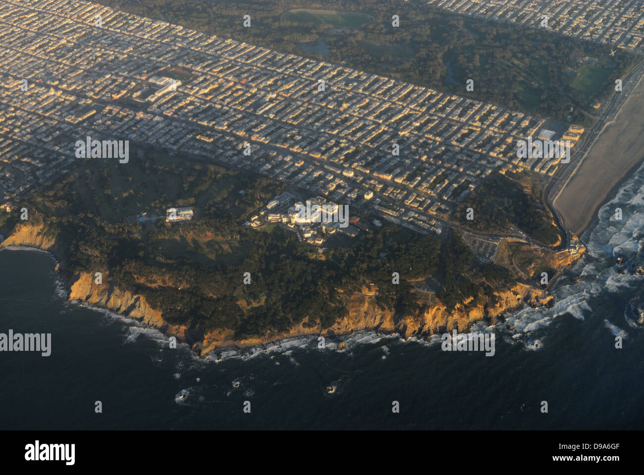 Les Sutro Baths, Outer Richmond et le Golden Gate Park au coucher du soleil, San Francisco CA (aérien) Banque D'Images
